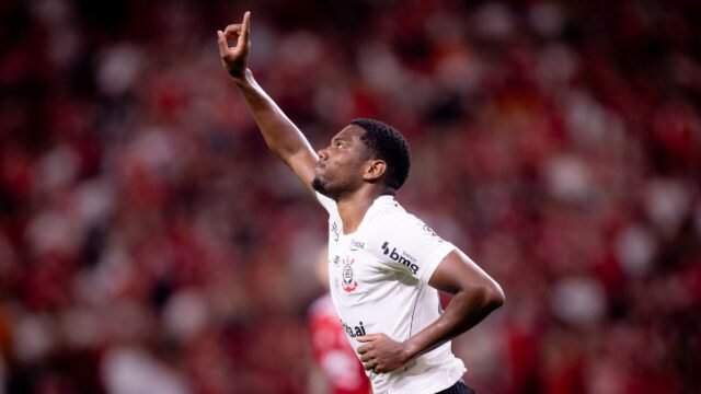 Seedorf enaltece volante do Corinthians após convocação à Seleção Brasileira