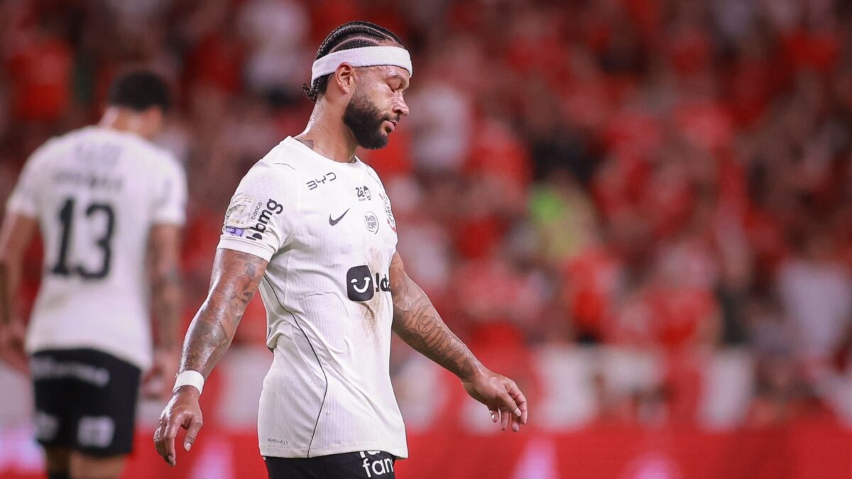 Seguranças entram no vestiário do Corinthians após briga no intervalo