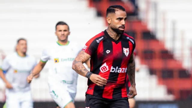 STJD aplica pena mínima, e volante do Atlético pode enfrentar a Ponte Preta