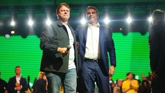 Tarcísio participa de evento de Daniel em apoio a Flávio Bolsonaro