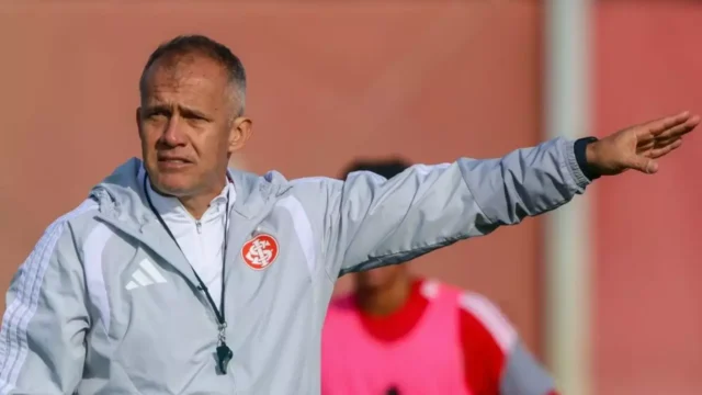 Técnico ex-Atlético e Vila encerra jejum que durava desde antes da Copa do Mundo