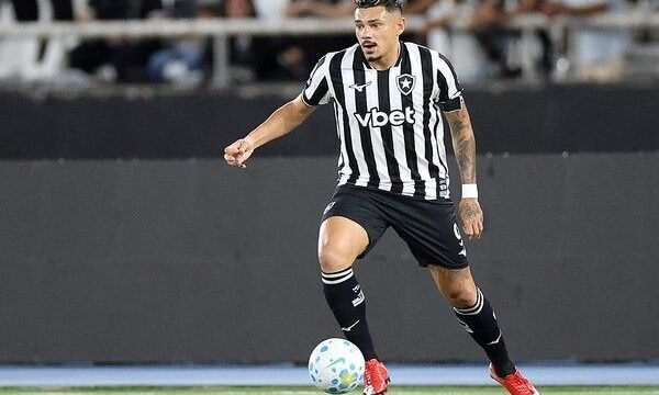 Tiquinho Soares é cotado para entrar no ataque do Botafogo contra a Chapecoense