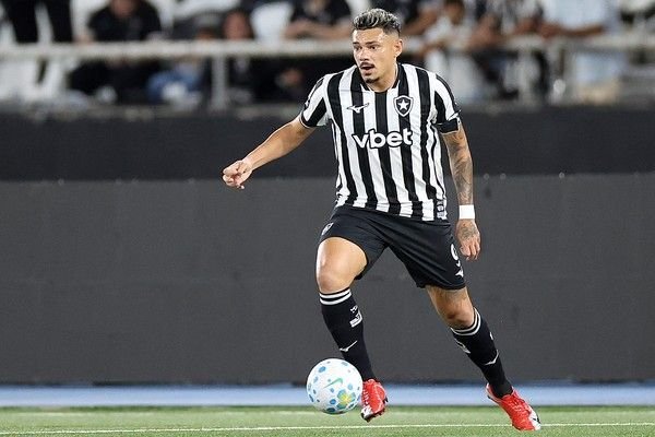 Tiquinho Soares é cotado para entrar no ataque do Botafogo contra a Chapecoense