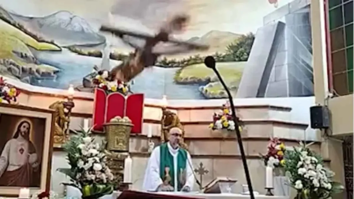 ‘Todos vamos morrer’: Padre morre atingido por cruz durante missa no Equador