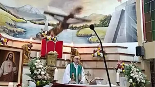 ‘Todos vamos morrer’: Padre morre atingido por cruz durante missa no Equador