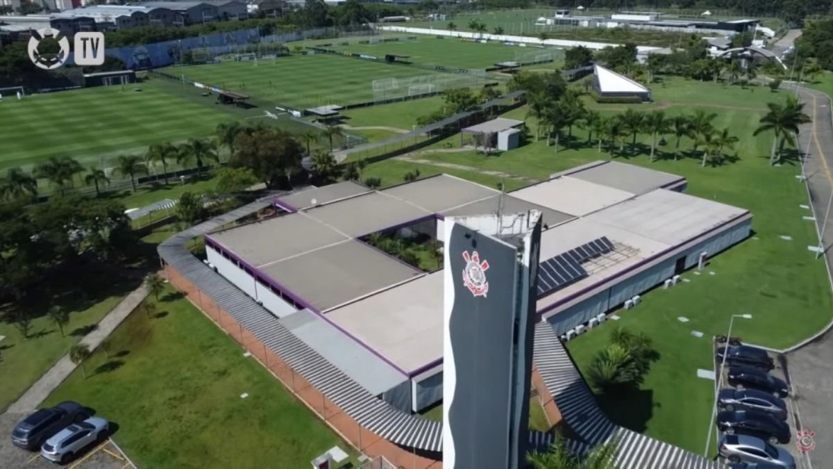 Torcedores armados atiram rojões contra CT do Corinthians e ameaçam jornalistas