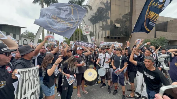 Torcedores do Corinthians pedem intervenção judicial na gestão do clube no Parque São Jorge