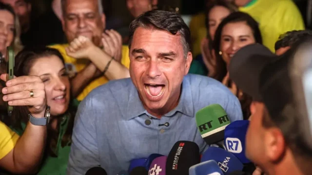 TSE desmente Flávio Bolsonaro e diz que não retirou fiscais do PL de sala-cofre