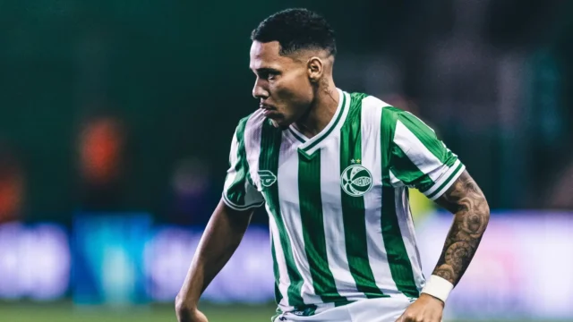 Tudo igual nas expulsões e no placar! Lucas Alves empata para o Juventude; ex-Goiás recebe o vermelho