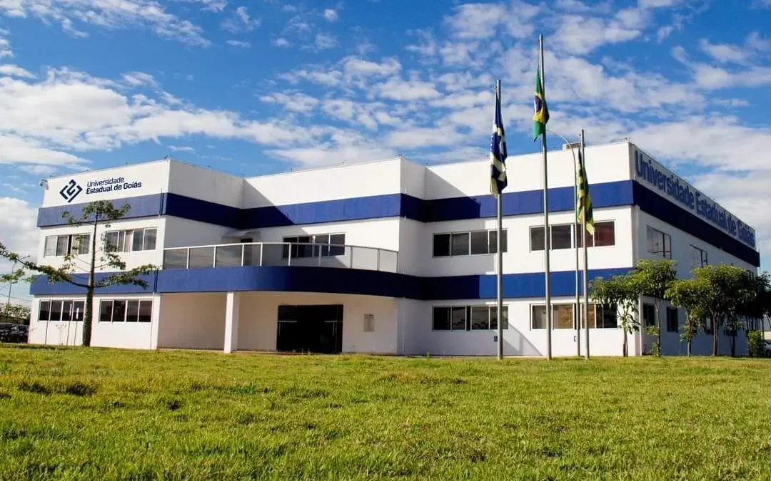 UEG abre seleção para intérprete de Libras com salário de R$ 2,4 mil e auxílio de R$ 500
