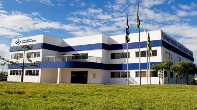 UEG abre seleção para intérprete de Libras com salário de R$ 2,4 mil e auxílio de R$ 500