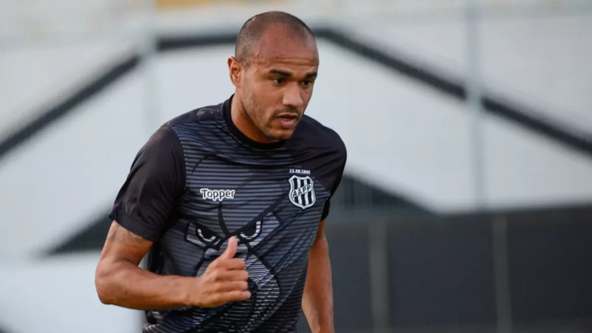 Última vitória da Ponte Preta sobre o Atlético teve Roger Silva no elenco