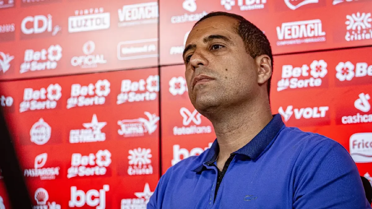 “Vagas direcionadas”: Hugo Bravo afirma que bastidores estão prejudicando o Vila na reta final da Série B