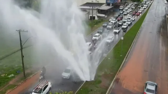 Vazamento de água provoca congestionamento na avenida Leste-Oeste, em Goiânia