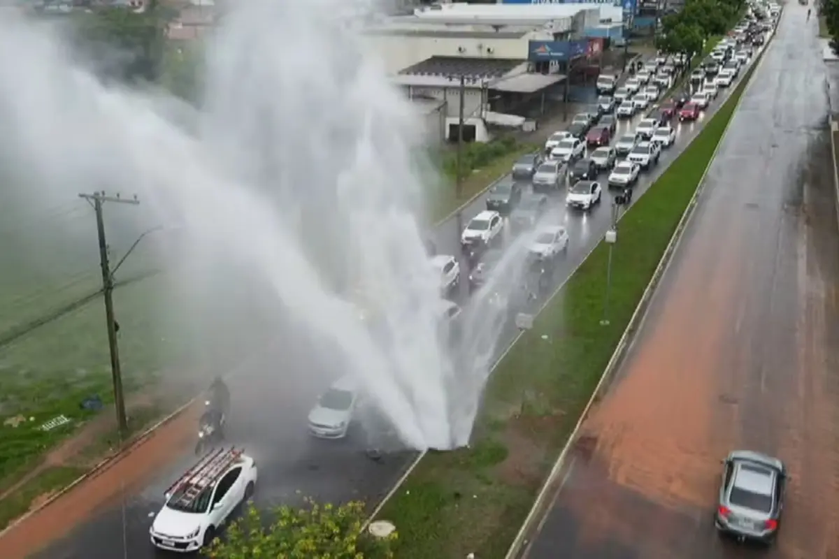 Vazamento de água provoca congestionamento na avenida Leste-Oeste, em Goiânia