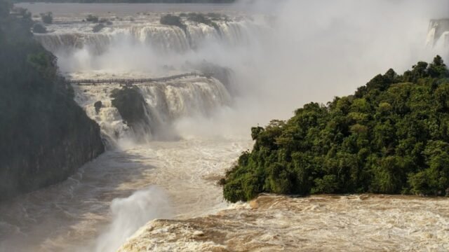 Vazão das Cataratas do Iguaçu cai para 13 milhões de litros por segundo, mas passarela segue fechada