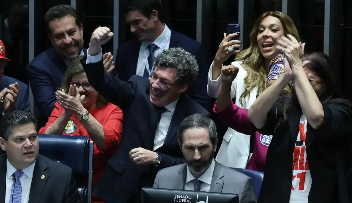 Veja quais senadores foram favoráveis e quem votou contra o fim da escala 6×1