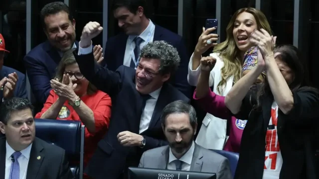 Veja quais senadores foram favoráveis e quem votou contra o fim da escala 6×1
