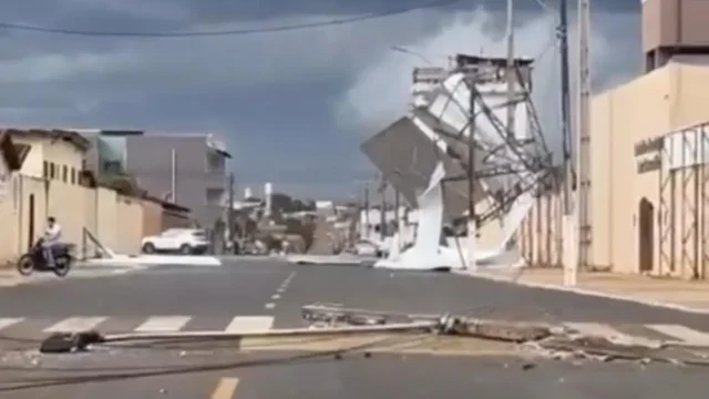 Vendaval destrói cobertura de arquibancada de estádio municipal em Ouvidor