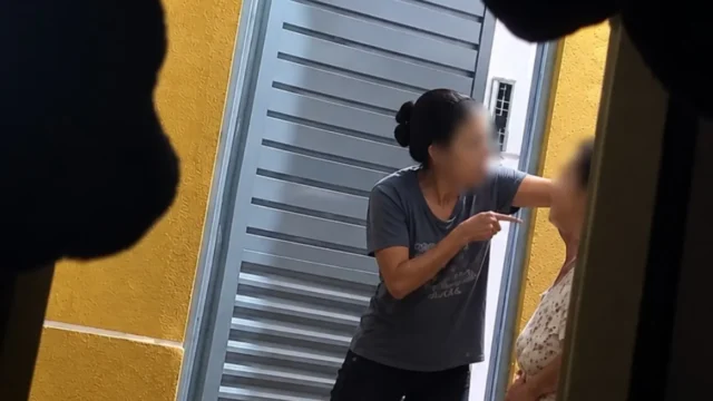 Vídeo mostra mulher agredindo idosa em Aparecida; vizinho diz que chamou a PM cinco vezes