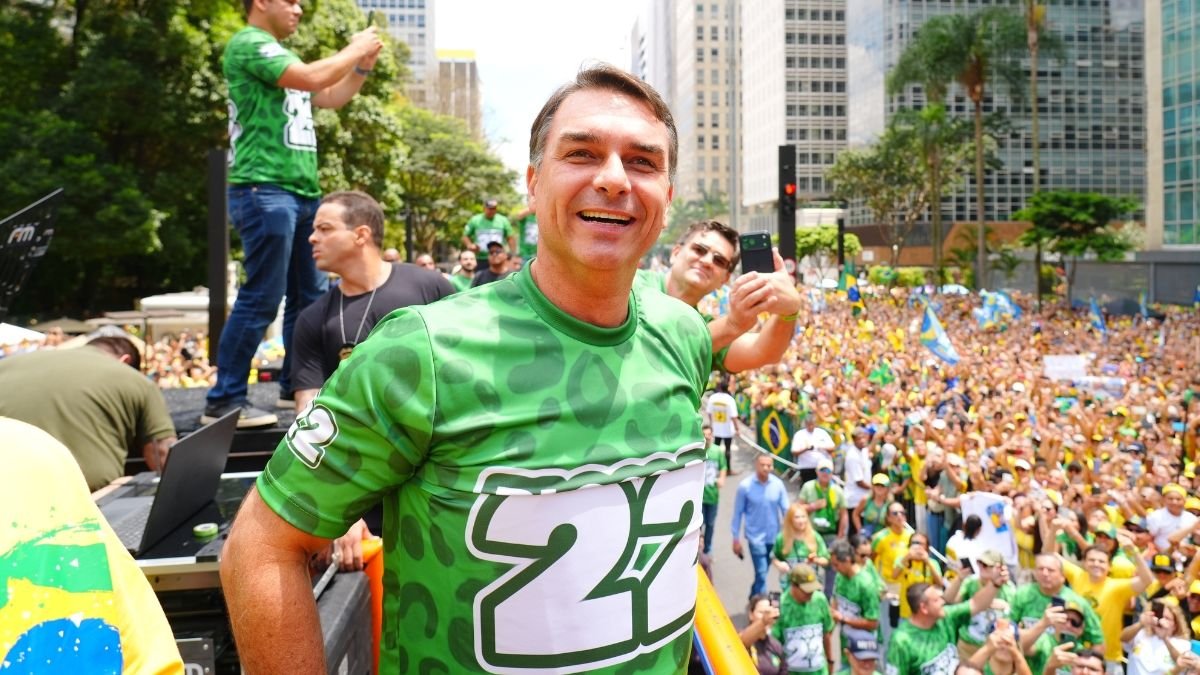 Voto por convicção de Flávio Bolsonaro sobe para 72,1%, aponta BTG-Nexus