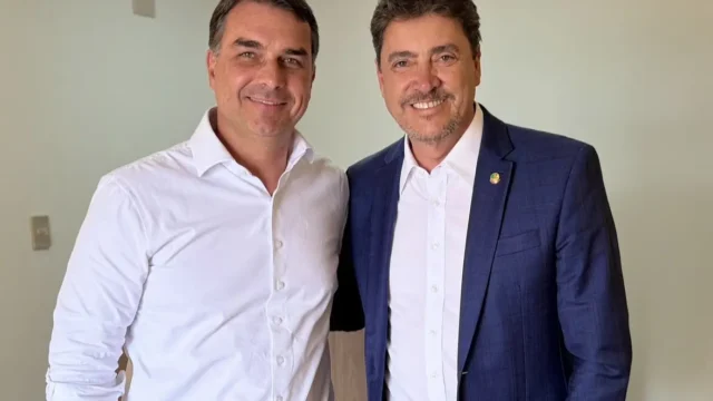 Wilder Morais acompanha Flávio Bolsonaro em ato que formaliza apoio de Caiado e Daniel