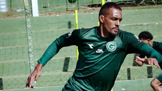 Zagueiro do Goiás é punido pelo STJD e pega gancho de dois jogos